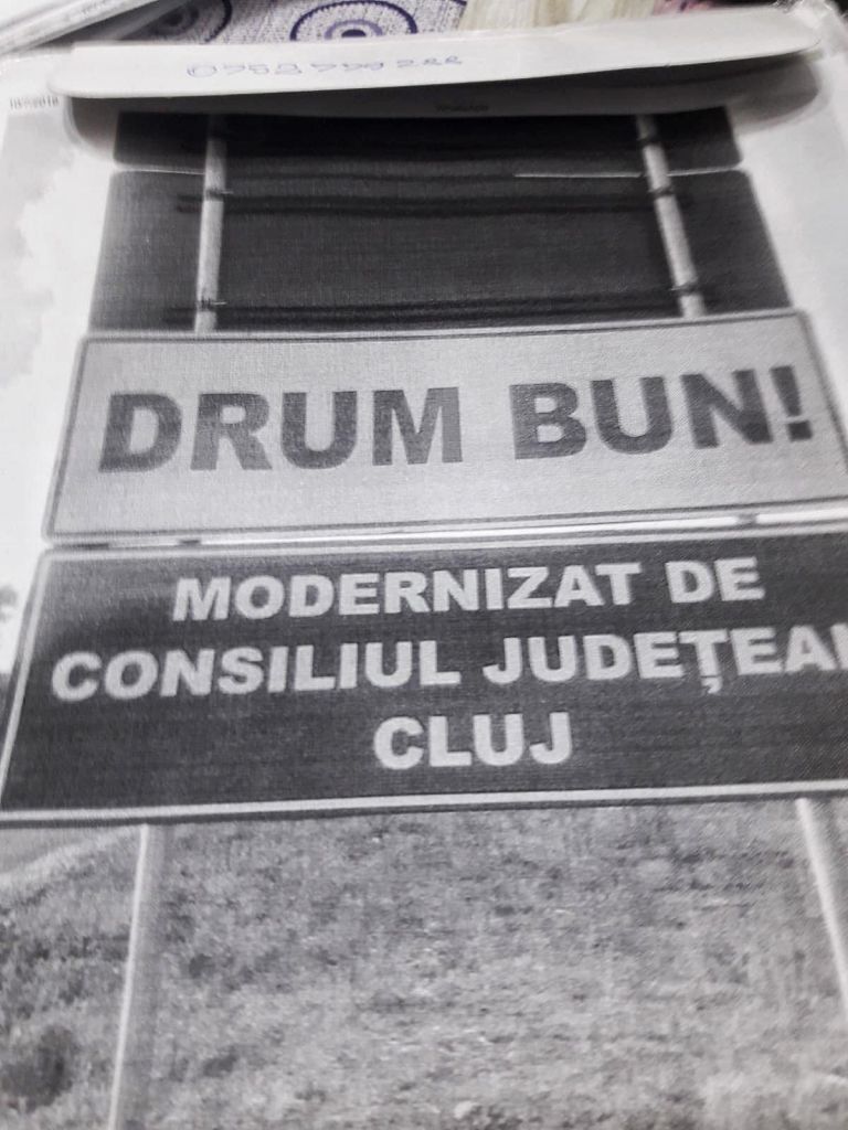 Plăcuța pe care apare că drumul este modernizat