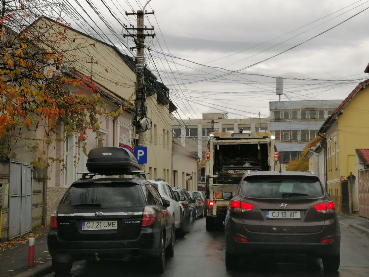 blocați din cauza mașinilor parcate pe stradă: „Miliția primăriei stă de ploaie”. FOTO