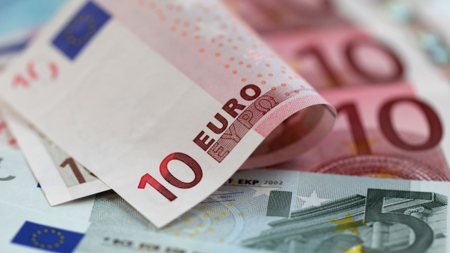 Euro s-a apropiat la un ban de 4