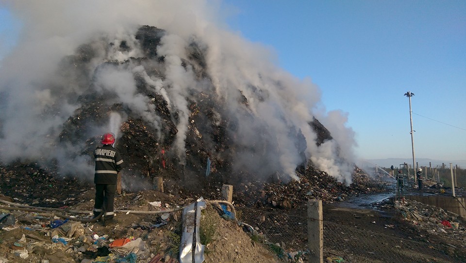 Incendiul de la Pata Rât a fost stins după 19 ore de la izbucnirea sa – GALERIE FOTO