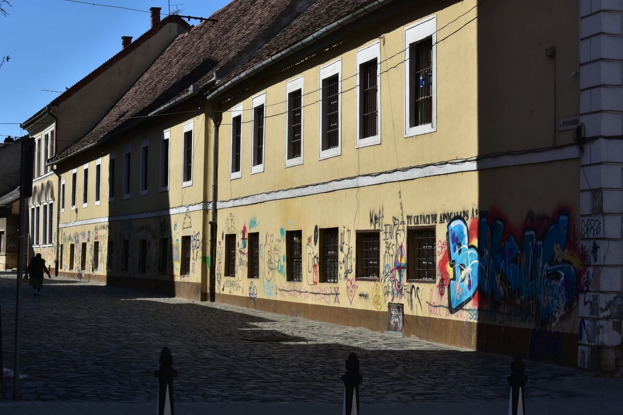 pline de grafitti și mâzgălituri. „Centrul orașului