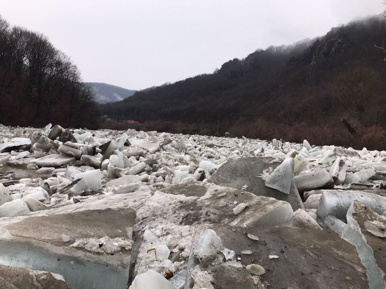 Imagini spectaculoase de la detonările podurilor de gheață de pe râul Arieș  – FOTO