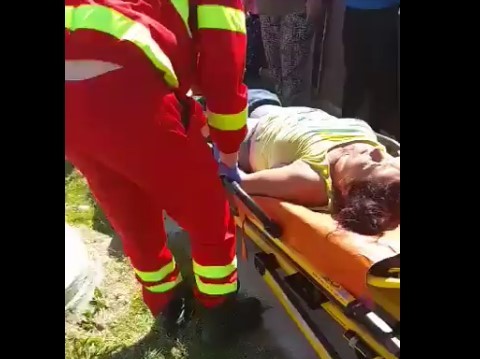 luată cu targa de medici după ce ar fi fost bătută de un polițist. Motivul: nu purta mască