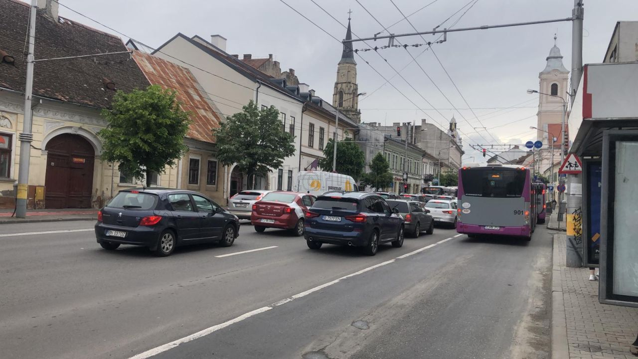 PARALIZATE! Mașinile sunt bară la bară