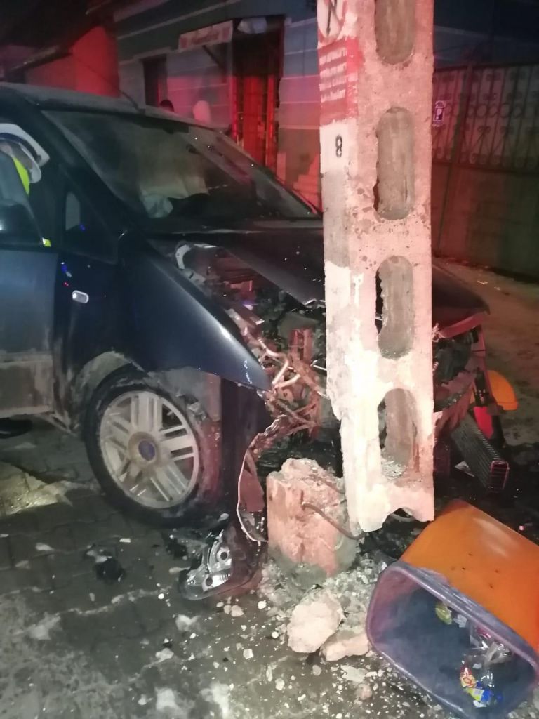 Patru răniţi şi două maşini făcute praf într-un accident la Huedin – FOTO