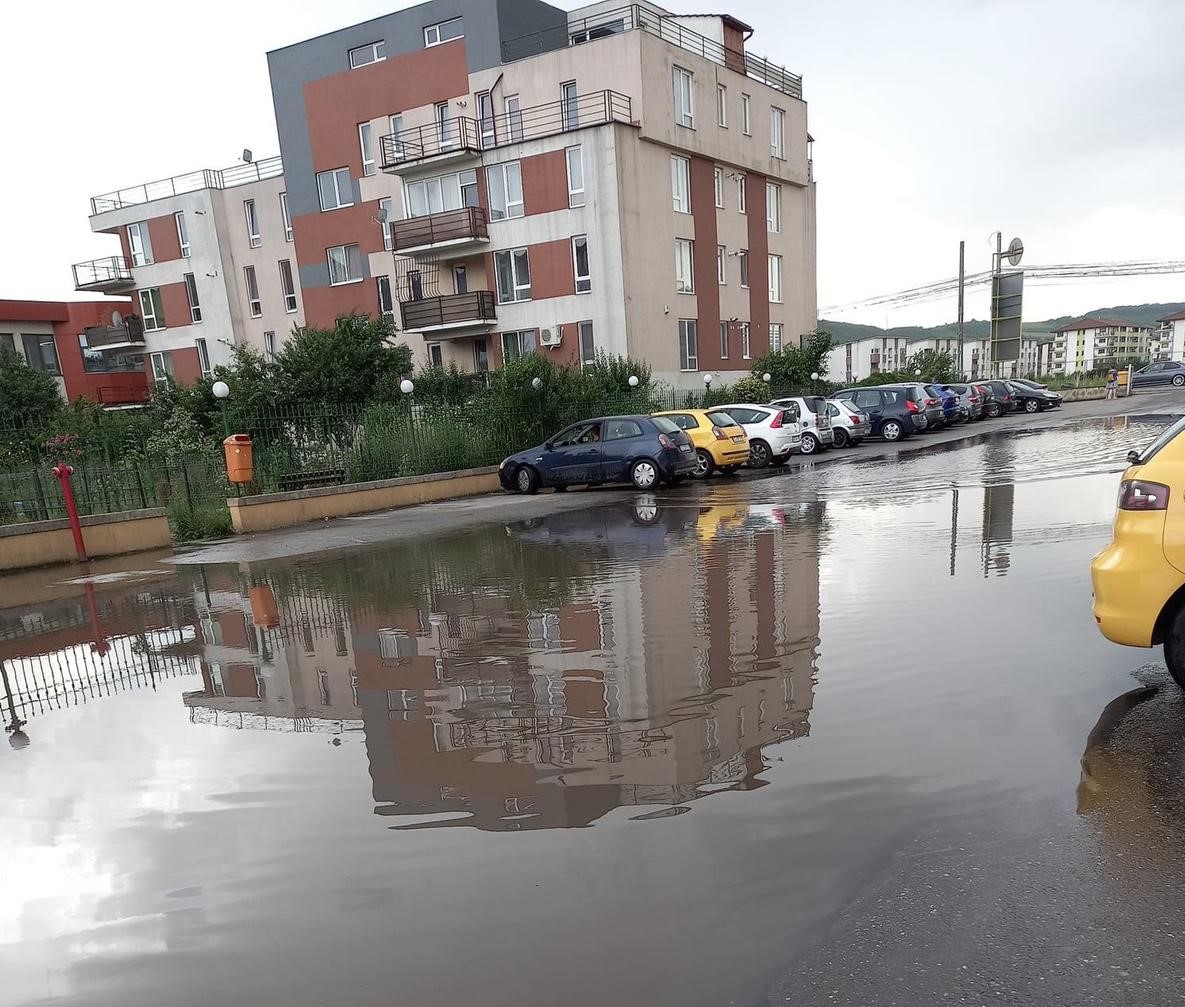 INUNDATE! Ploile torențiale au făcut ravagii în comună