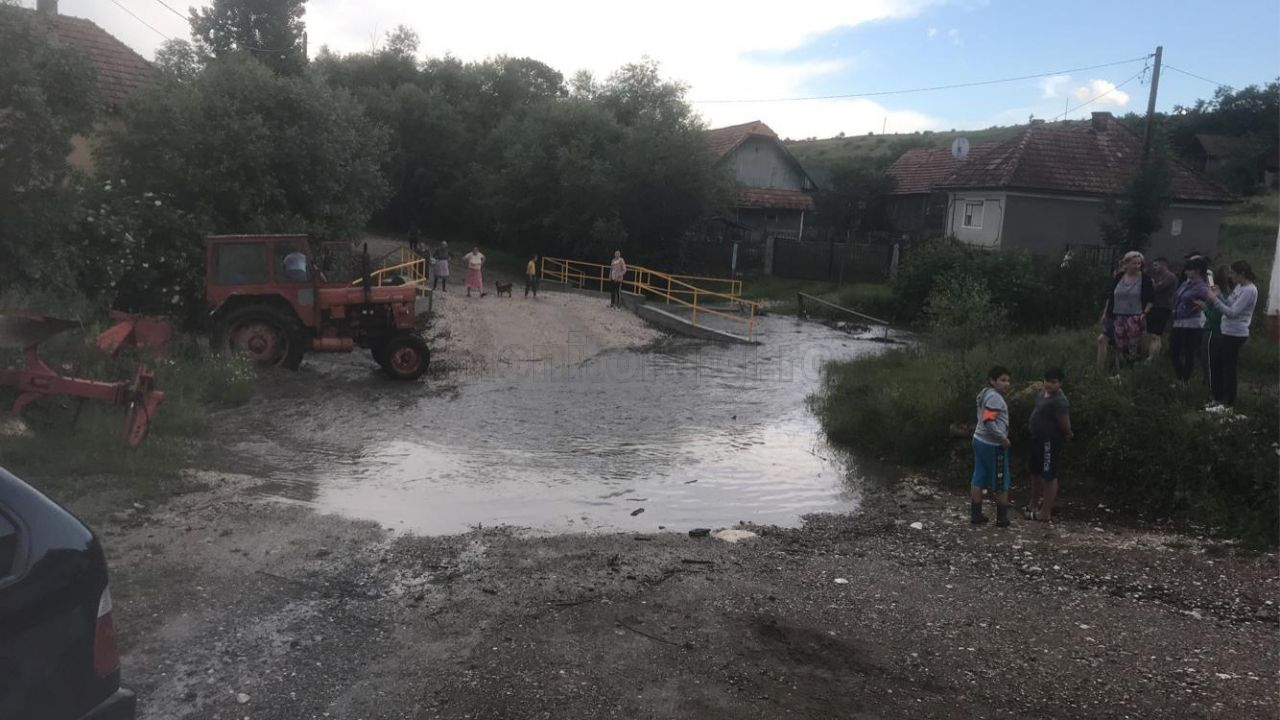 în PERICOL după codul roșu de furtuni. Locuitor: „Se surpă pământul lângă casa noastră”.