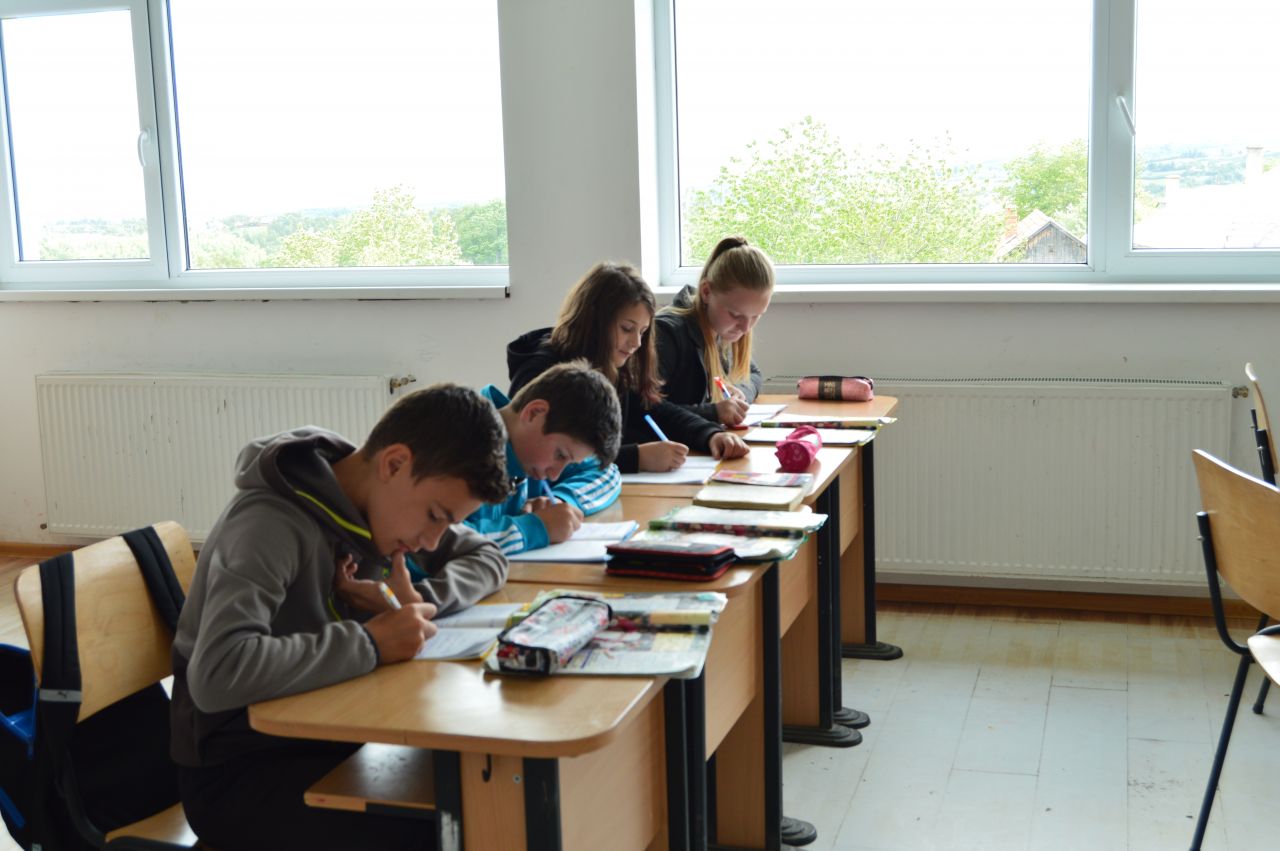Jumătate din românii care lucrează în educație cer să se investească bani în dotarea școlilor