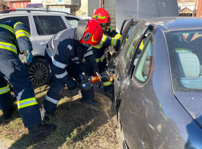 Pompierii au intervenit cu echipamentele de descarcerare pentru a desface portiera / sursă: isu cluj