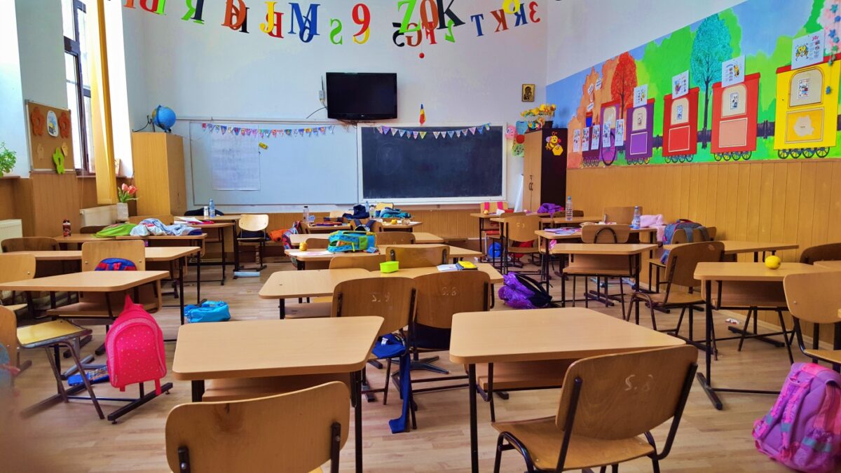 A fost promulgată legea prin care educația financiară și educația juridică devin materii obligatorii în școli