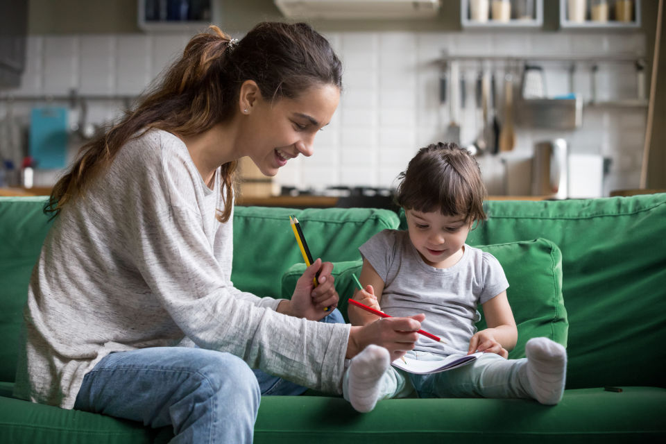 Criteriile pe piața muncii se schimbă. Vaccinarea devine importantă pentru părinții care angajează bone sau menajere