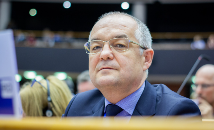 Emil Boc susține că nu petrecerile și festivalurile sunt „necazuri”