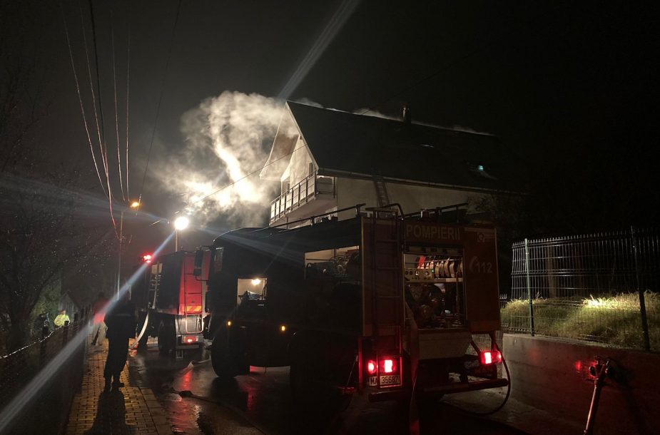Casă în flăcări la Ocna Dej. Sursă foto: Dejeanul.ro