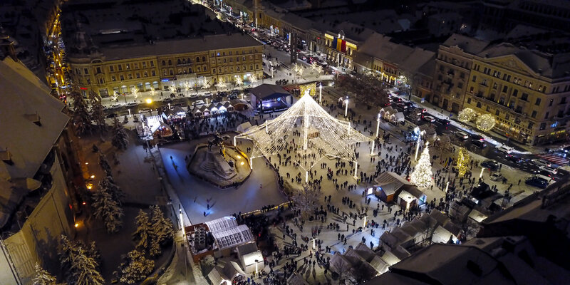 Târgul de Crăciun are loc în perioada 26 noiembrie - 31 decembrie 2021 între orele 11:00 - 21:00 în Piața Unirii din Cluj