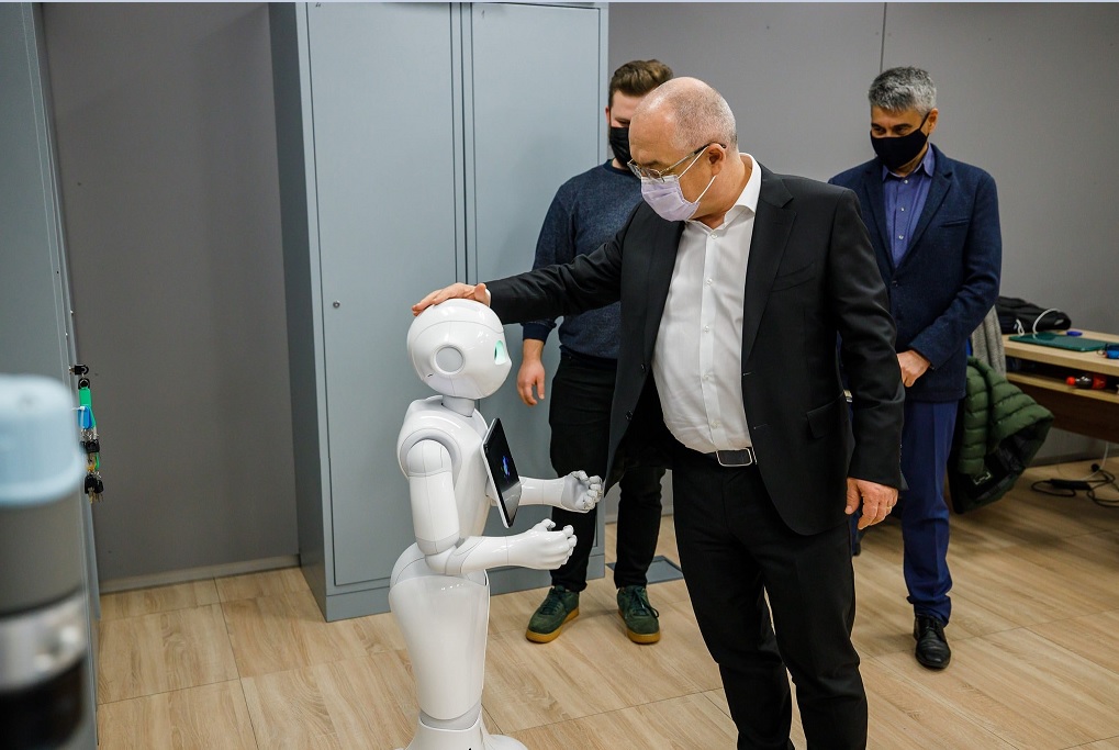 Primarul Emil Boc „a făcut cunoștiință” cu un robot și a testat ochelarii de realitate virtuală la CREIC