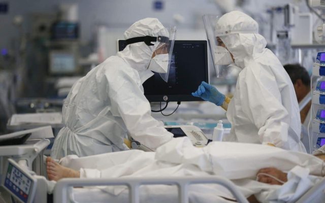 Numărul deceselor provocate de COVID-19 rămâne ridicat în România