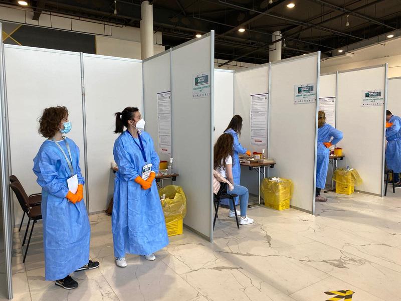 Românii nu se mai înghesuie la vaccinare