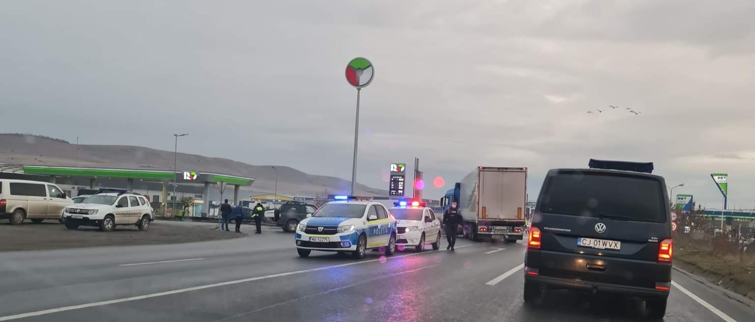 Un TIR a lovit o mașină în Florești.