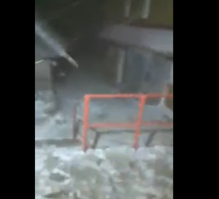 Viscol la Vlădeasa! Ninge puternic