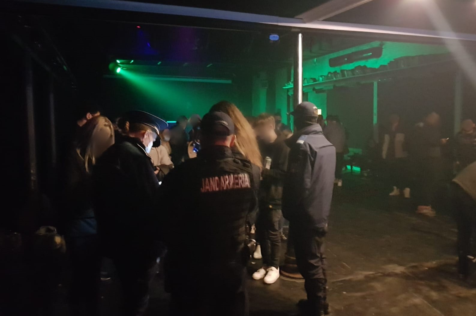 Peste 80 de persoane au participat la petrecerea ilegală.