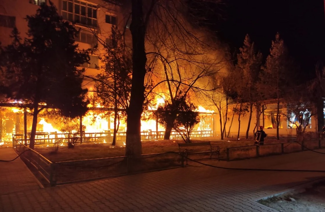 Incendiul a izbucnit la un restaurant aflat la parterul unui bloc