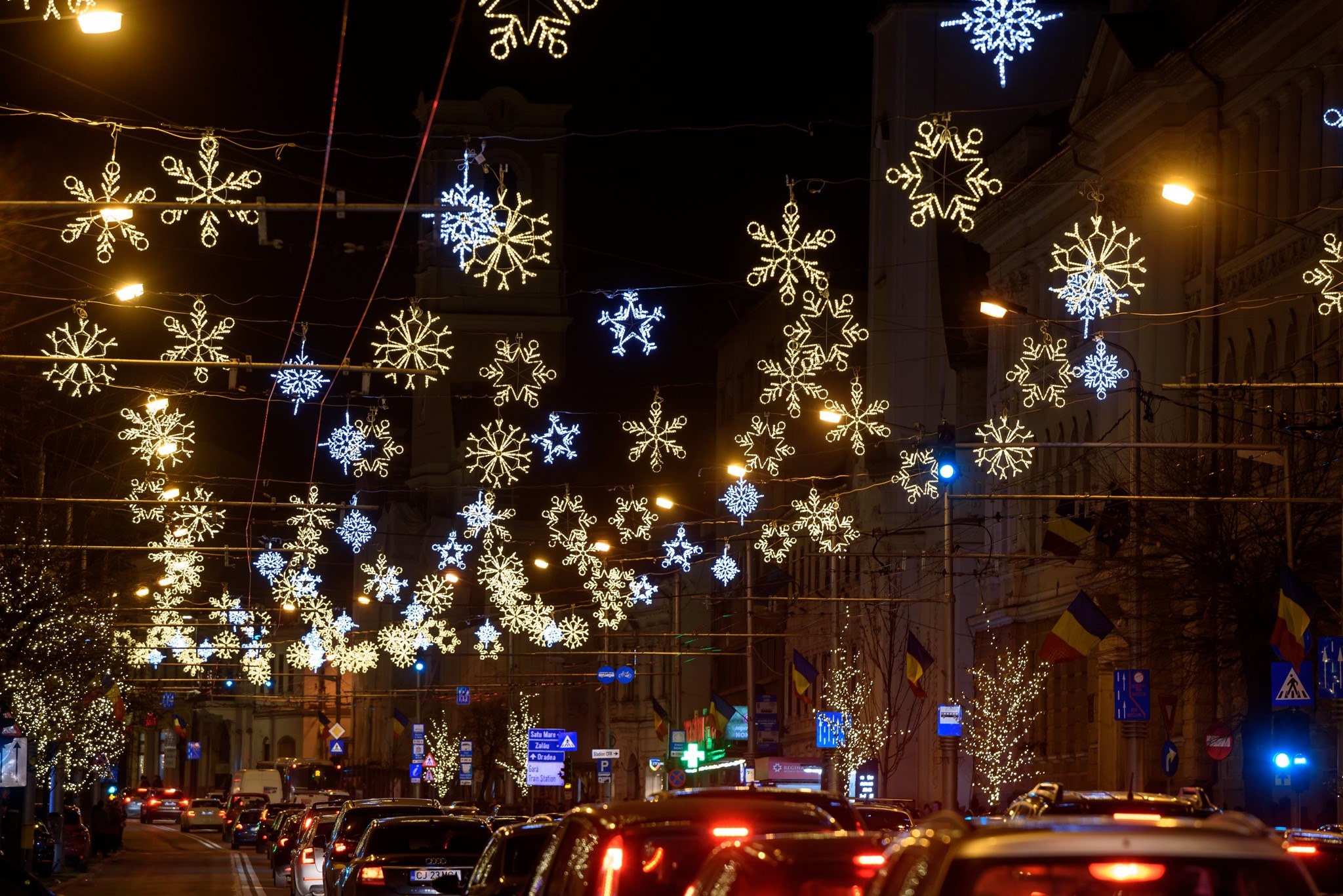 Iluminatul festiv de Crăciun din centru și din cartiere va fi pornit deseară la Cluj-Napoca