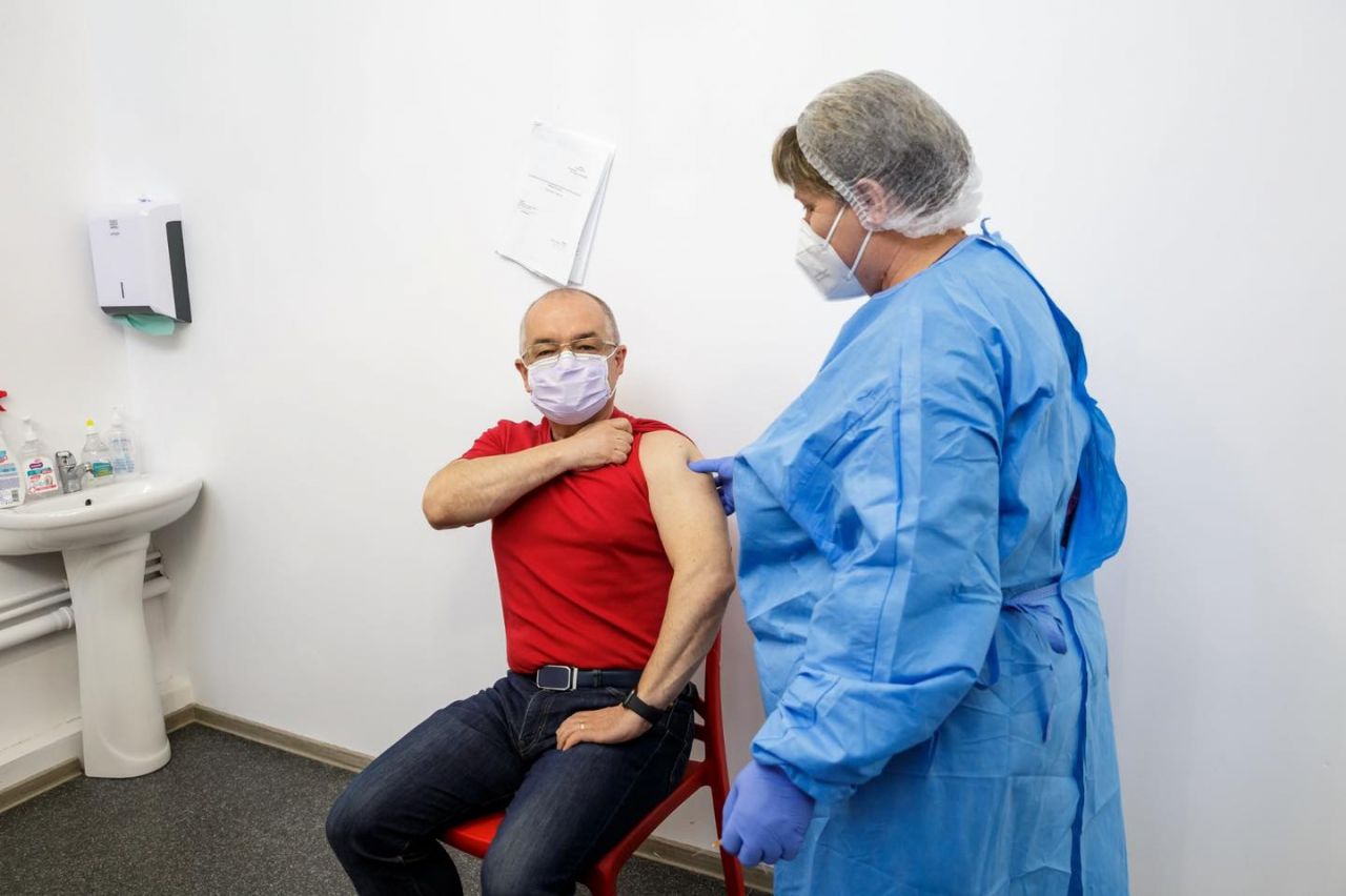 Emil Boc susține impunerea vaccinării obligatorii.
