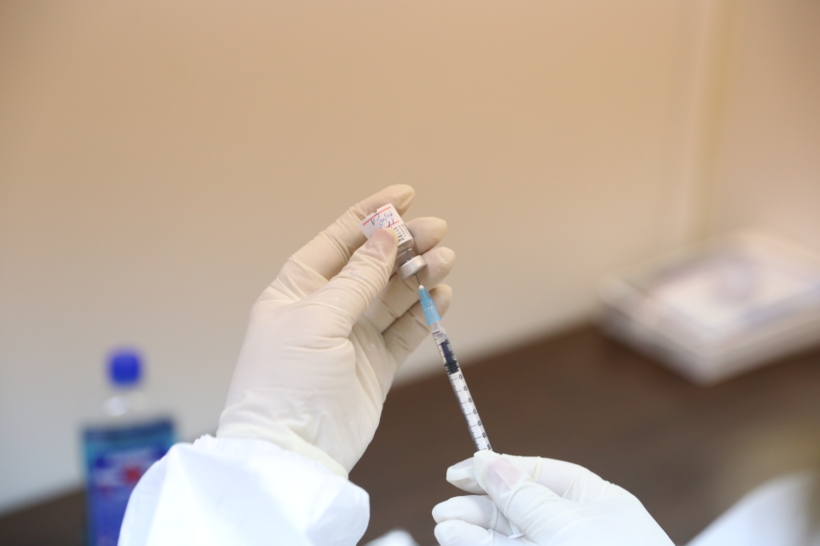 Un bărbat din Italia a vrut să se vaccineze în braţul în care avea o proteză din silicon