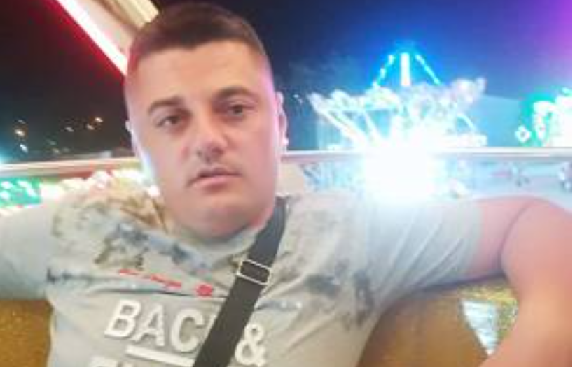 A bătut doi polițiști cu o bâtă de lemn și le-a distrus mașina