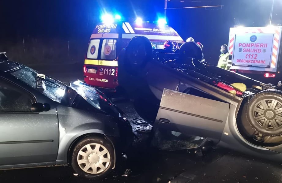 Două persoane au fost rănite în urma accidentului.