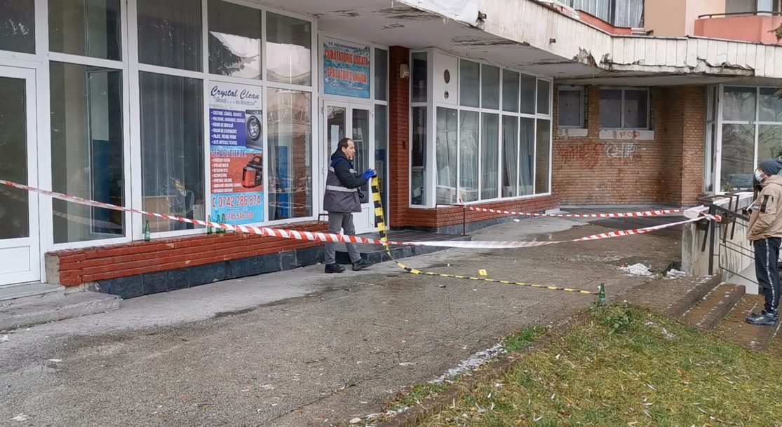 A MURIT tânărul de 21 de ani care a CĂZUT de la etajul unui bloc în Dej. Starea sa era critică/ SURSA FOTO:dejeanul.ro