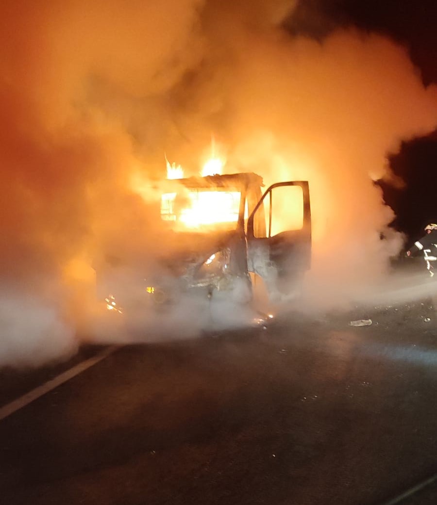 Incendiu violent pe centura Clujului. Autovehiculul
