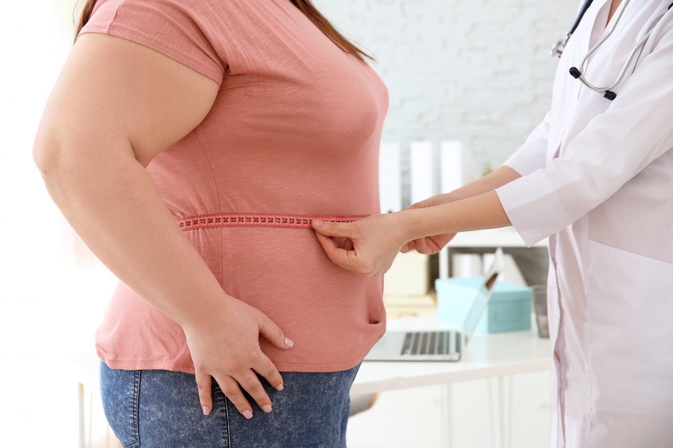 De ce persoanele supraponderale riscă forme severe de COVID-19? Un studiu explică numărul mare de decese
