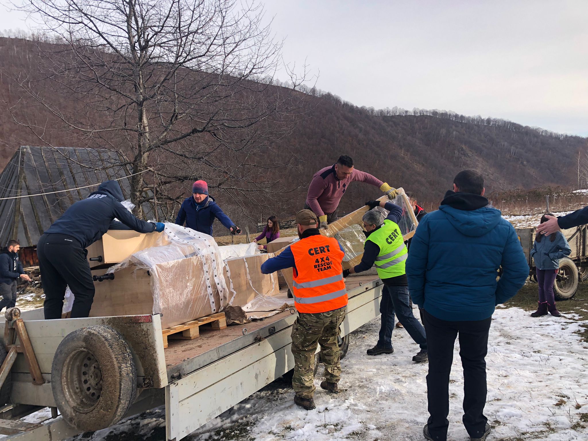 Un voluntar CERT Transilvania aduce un pachet de Crăciun pentru o familie greu încercată