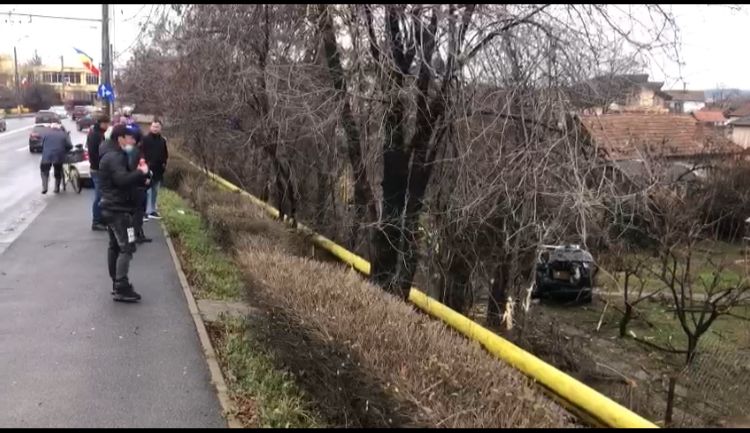 Accident spectaculos pe podul Aurel Vlaicu! Un taximetrist „a zburat” într-o curte