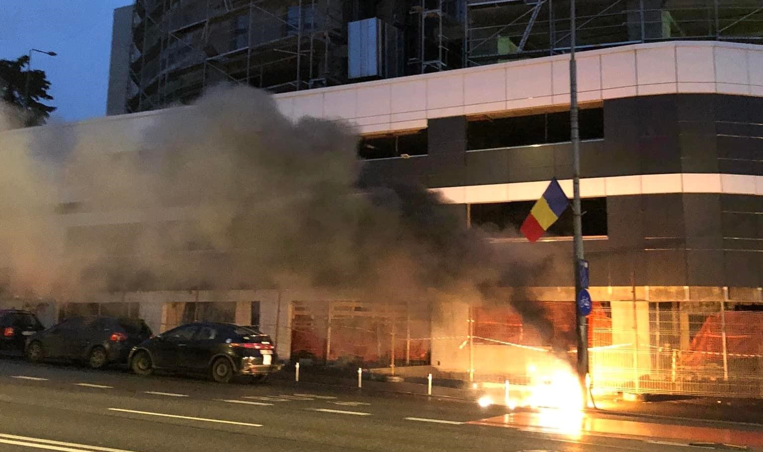 Un stâlp de pe Calea Florești a luat foc. FOTO