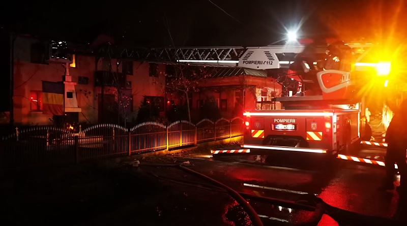 Incendiu VIOLENT la primăria unei localități din Argeș. Focul ar fi fost pus intenționat. FOTO/ SURSA FOTO: arges-stiri.ro
