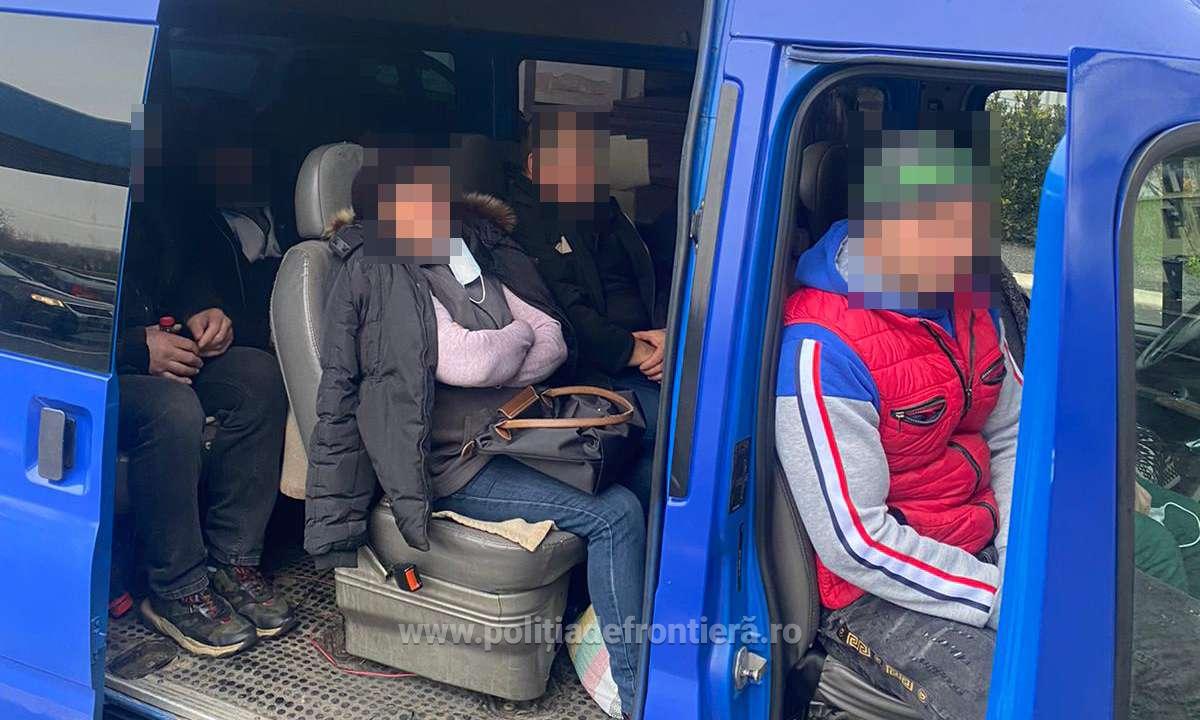 Scene desprinse din filmele de acțiune. Un șofer de microbuz a intrat pe contrasens în Vama Nădlac pentru a evita carantina. FOTO
