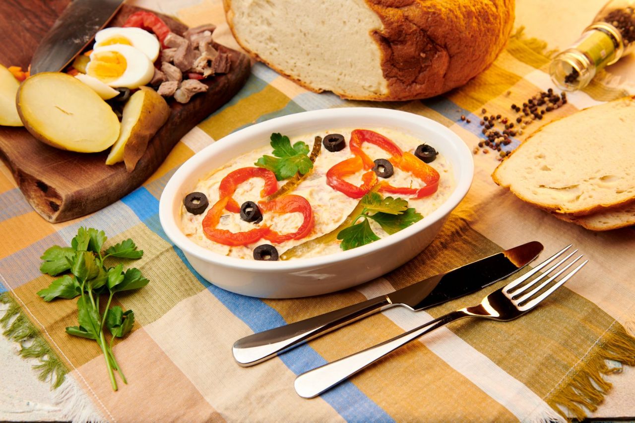 Rețetă pentru cea mai bună salată de boeuf. Mâncarea ce nu poate să lipsească de pe masa de Crăciun