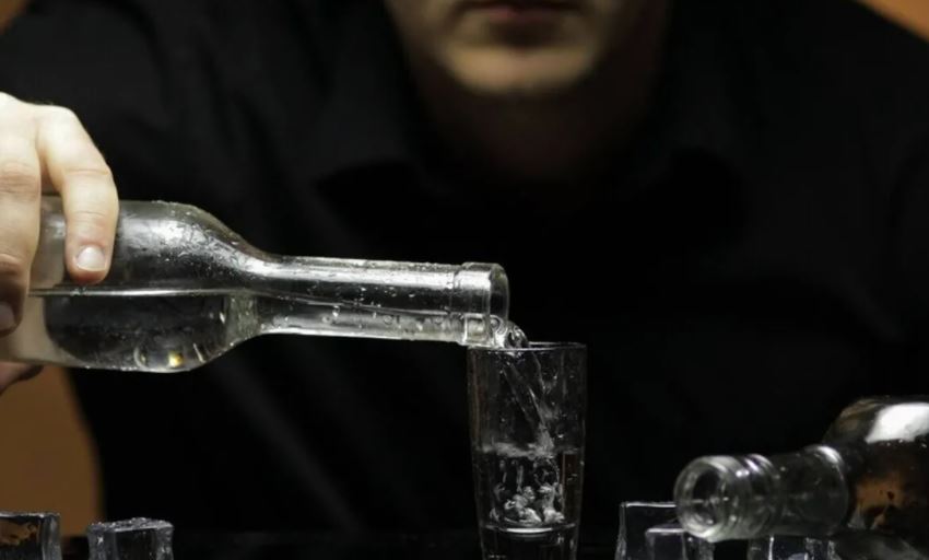 22 de persoane au MURIT și 16 sunt în stare CRITICĂ după ce au băut alcool contrafăcut