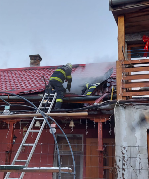 Incendiu pe strada Traian din Cluj-Napoca! O casă a fost cuprinsă de flăcări. FOTO
