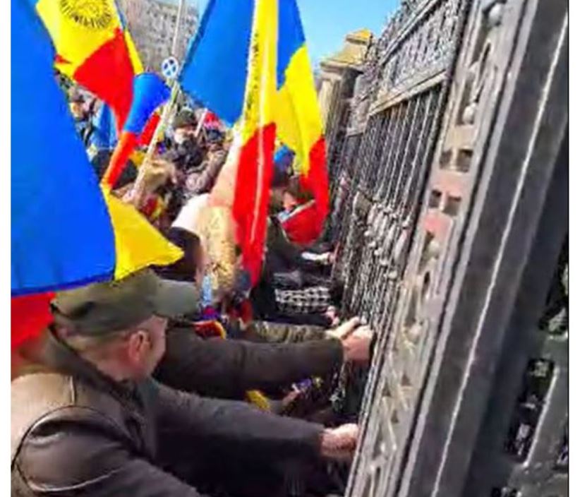 VIDEO. Peste o mie de protestatari AUR au FORȚAT intrarea în curtea Parlamentului. Manifestație împotriva Certificatului Verde