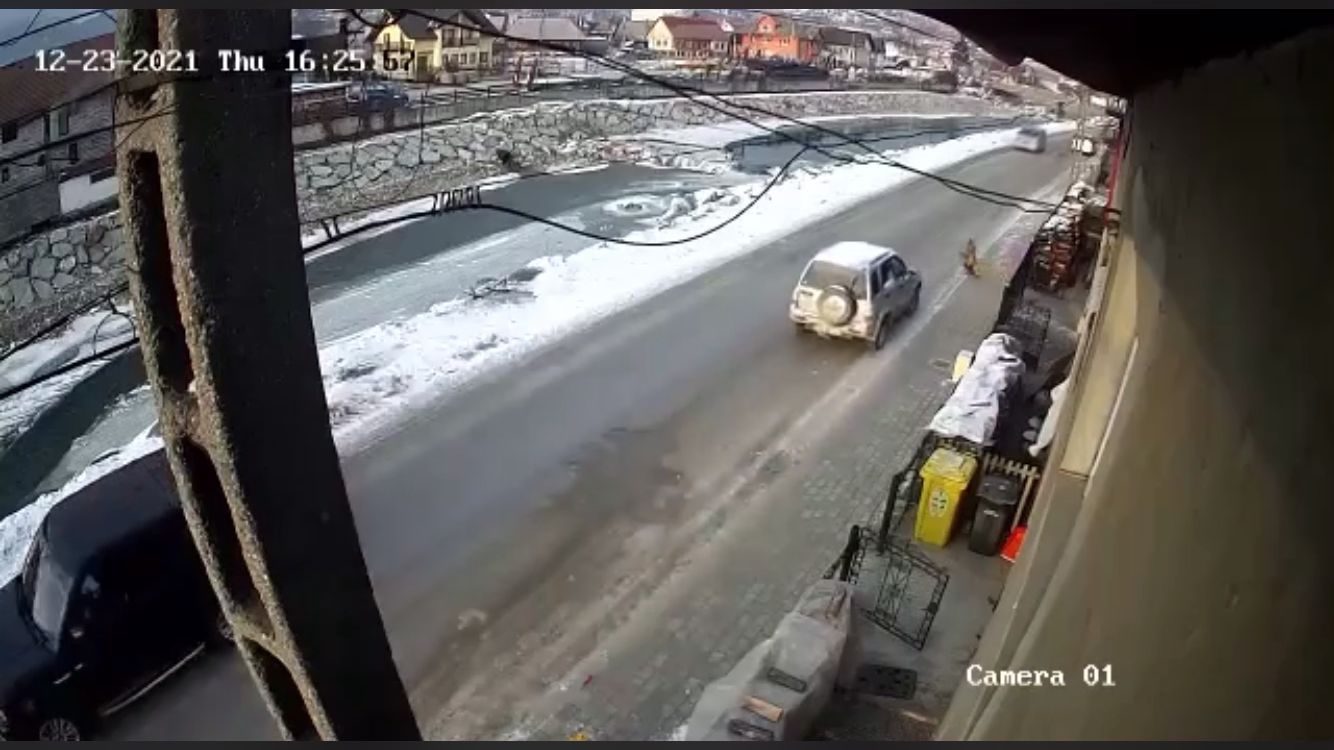 Momentul în care băiatul de 6 ani trece strada fără să se asigure