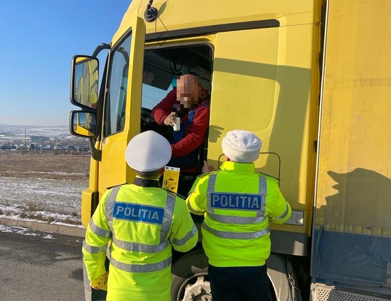Polițiștii clujeni au oprit mai mulți șoferi și le-au oferit cafea și ceai