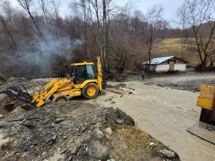 Avertizări de INUNDAȚII în Alba. Un drum comunal din Apuseni