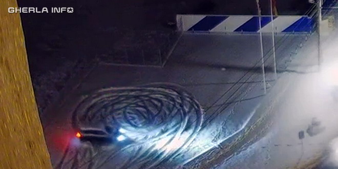 Distracție cu peripeții într-o parcare din Gherla. Un șofer a făcut drifturi și a ajuns într-un stâlp. VIDEO/ SURSA FOTO: gherlainfo.ro