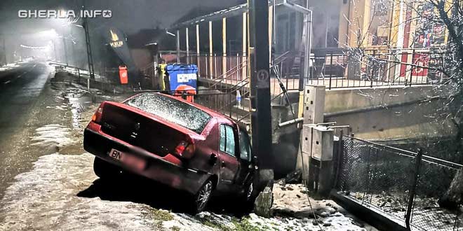 Accident în Mintiu Gherlii. Un șofer a pierdut controlul mașinii într-o curbă și a rupt un stâlp/SURSA FOTO: gherlainfo.ro