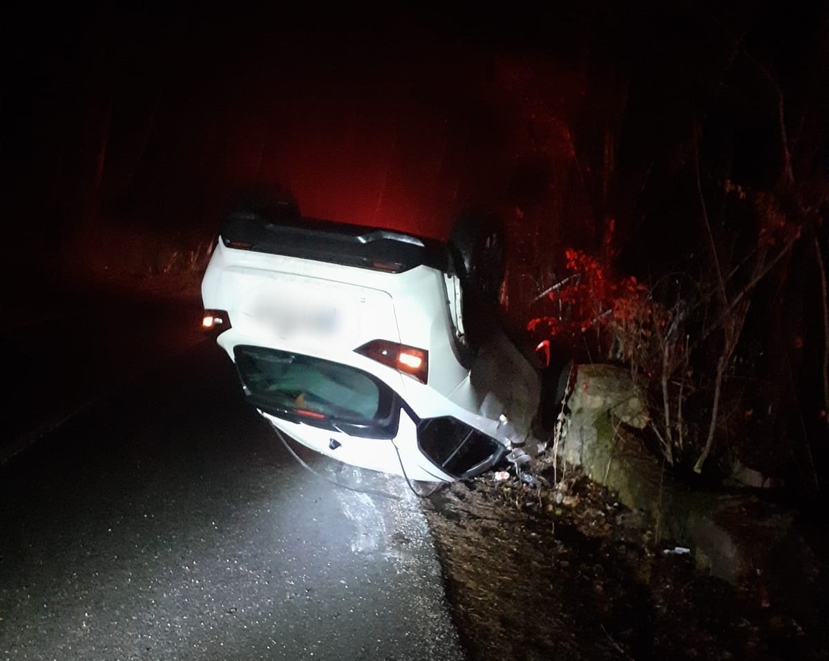 Un șofer BEAT s-a răsturnat cu mașina în apropiere de lacul Tarnița. Minor