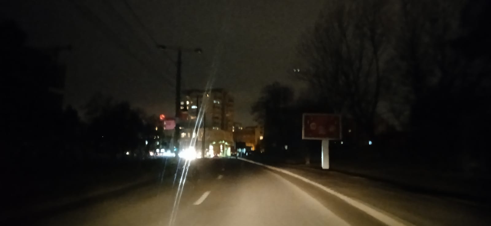 Aleea Slănic în beznă de sărbători! Doar farurile mașinilor iluminează drumul