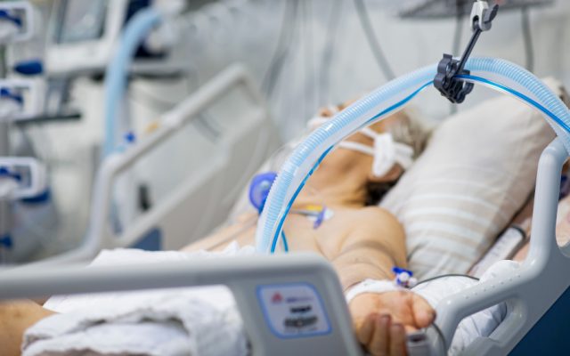 1.451 de cazuri de COVID-19 au fost raportate azi. Aproape 400 de bolnavi infectați se află la ATI în prima zi din 2022